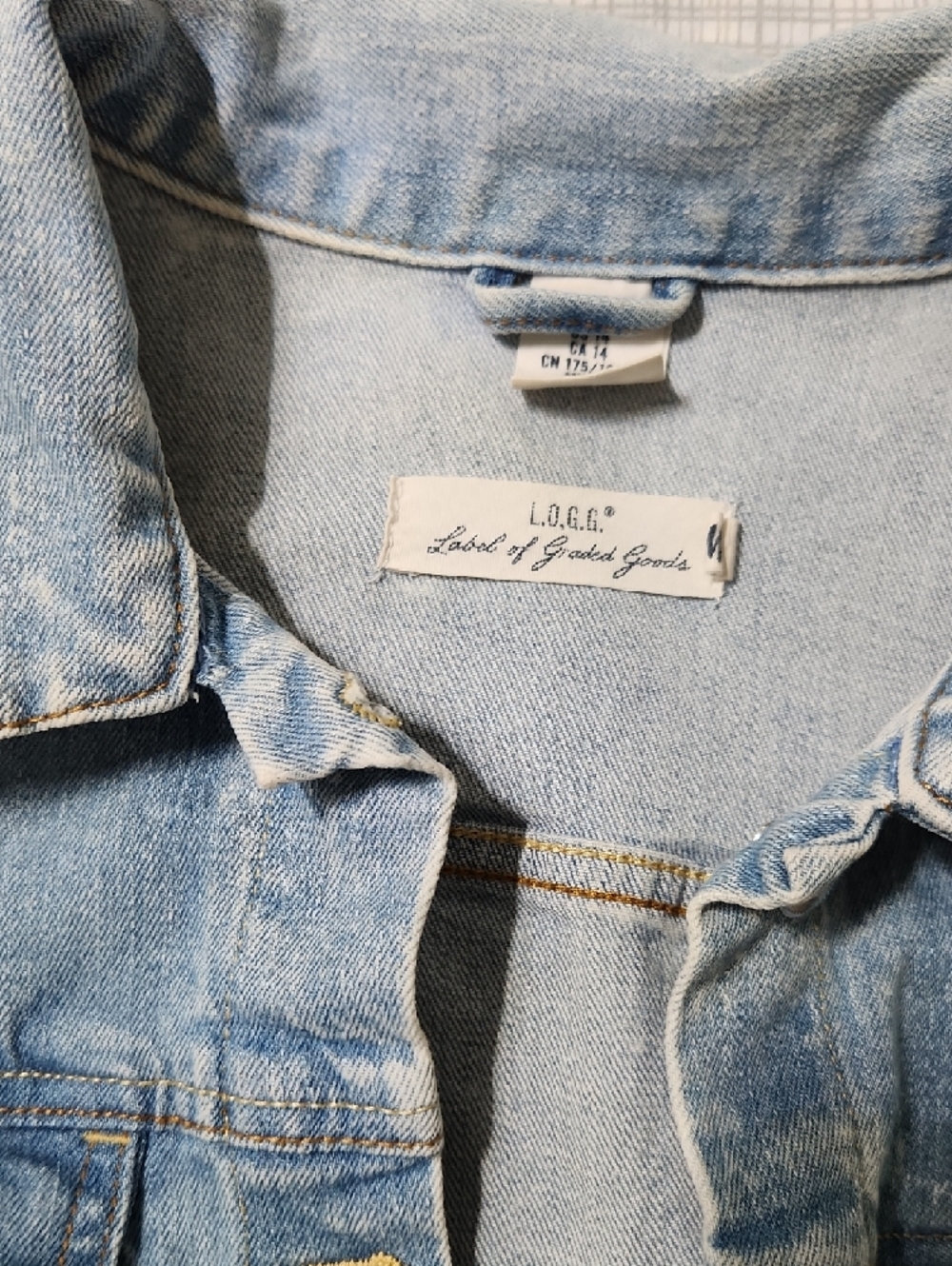 Women's Light Wash Denim Jean Jacket - Casual Classic - Picture 2 of 11
